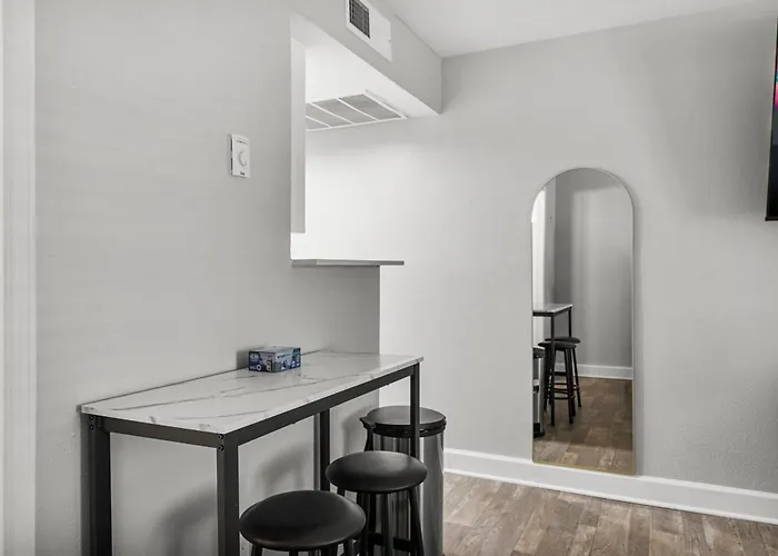 Apartment Stylish Getaway With Pool Access *