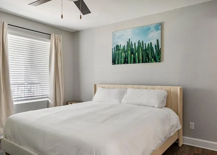 Stylish Getaway With Pool Access Apartment *